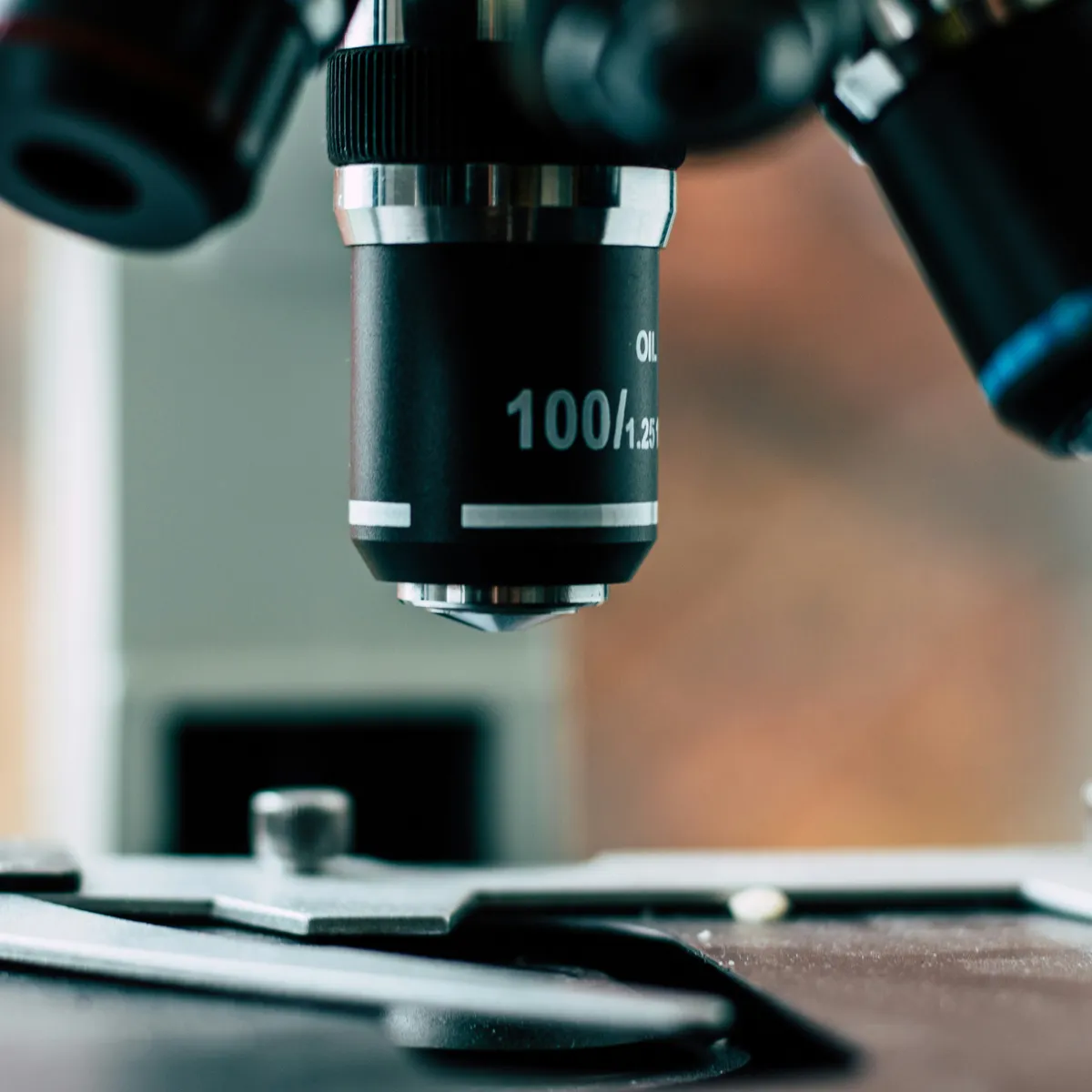Equipo del laboratorio AMAA trabajando con muestras microbiológicas
